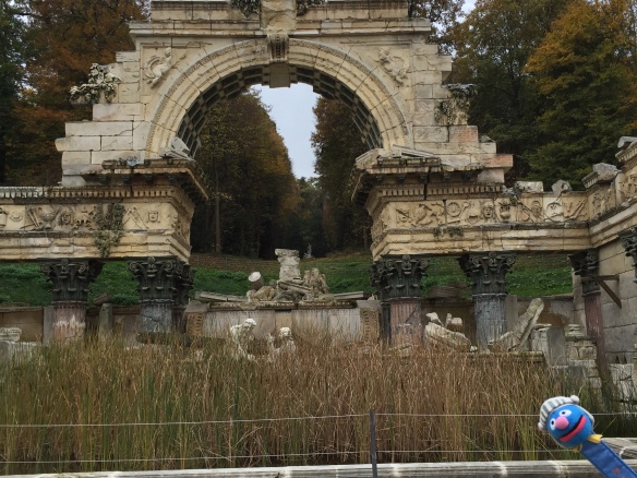Grover poking his head into a picture of the Schonbrunn Castle fake Roman ruins